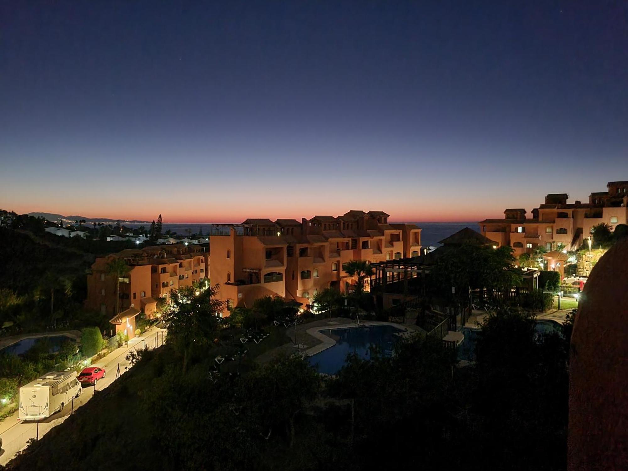 Sea View Penthouse Apartment With Hot Tub - Casa Bella Vista, Buenas Noches , Estepona Exterior foto
